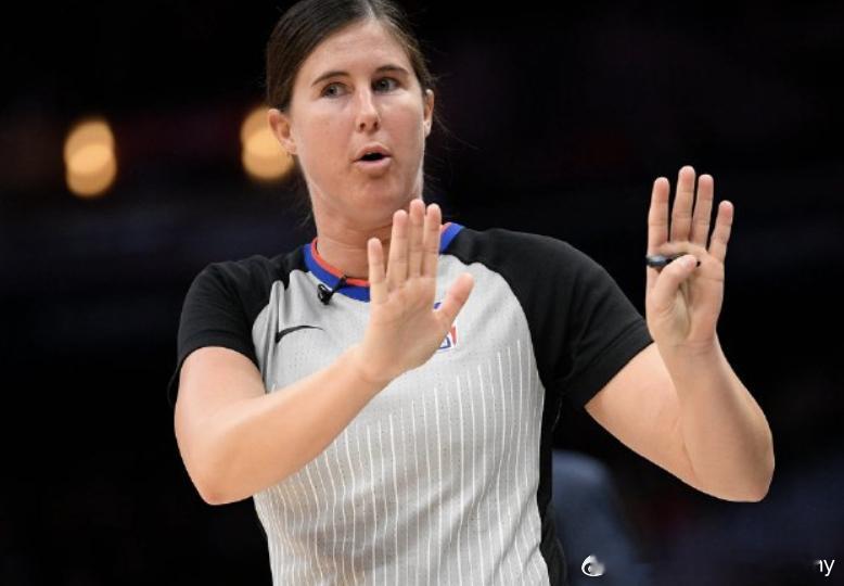 乌度卡说这个裁判长得像追星族