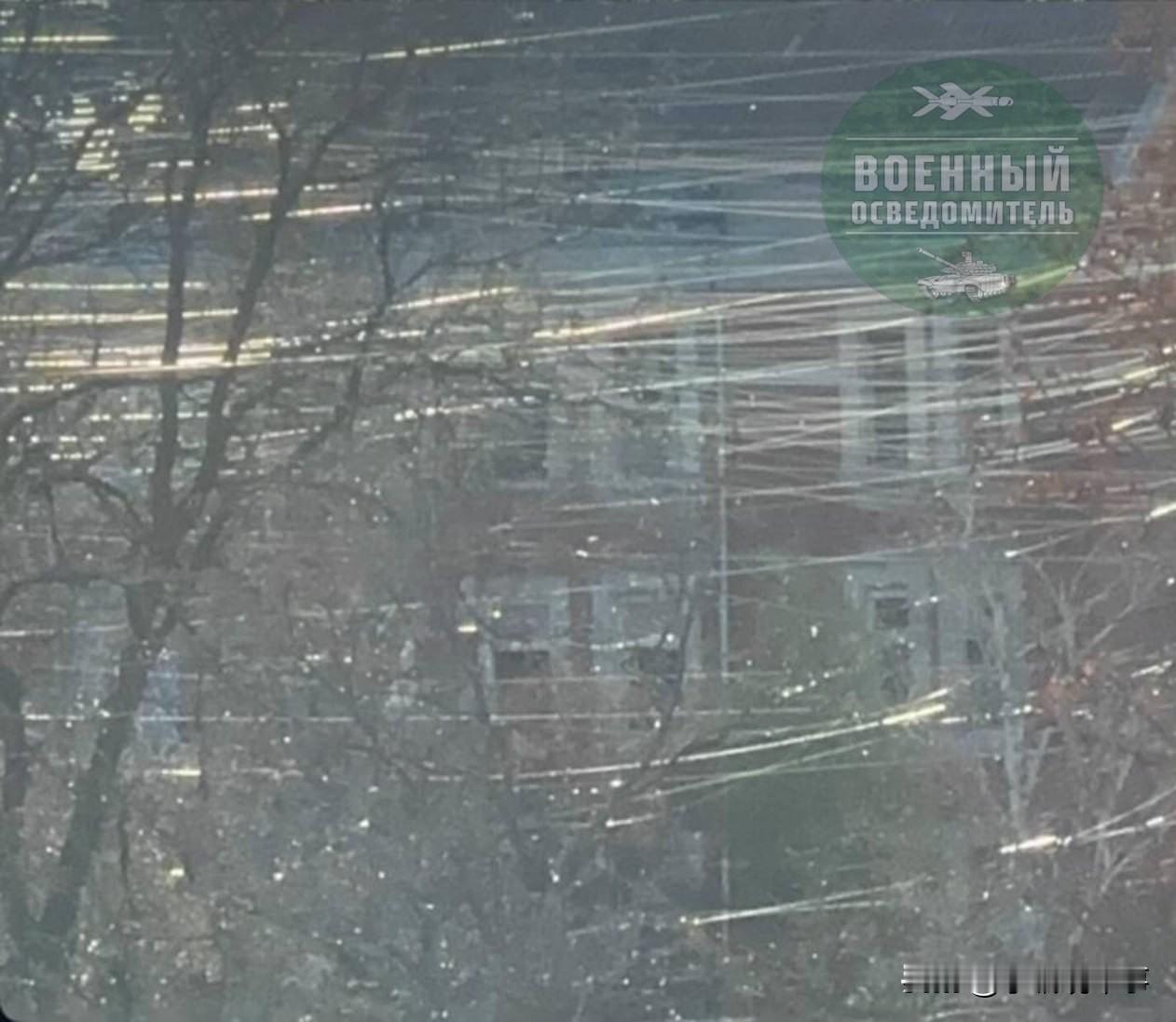 赫尔松州某区域密密麻麻地布满了许多废弃的FPV无人机光纤线。

俄乌冲突中双方火