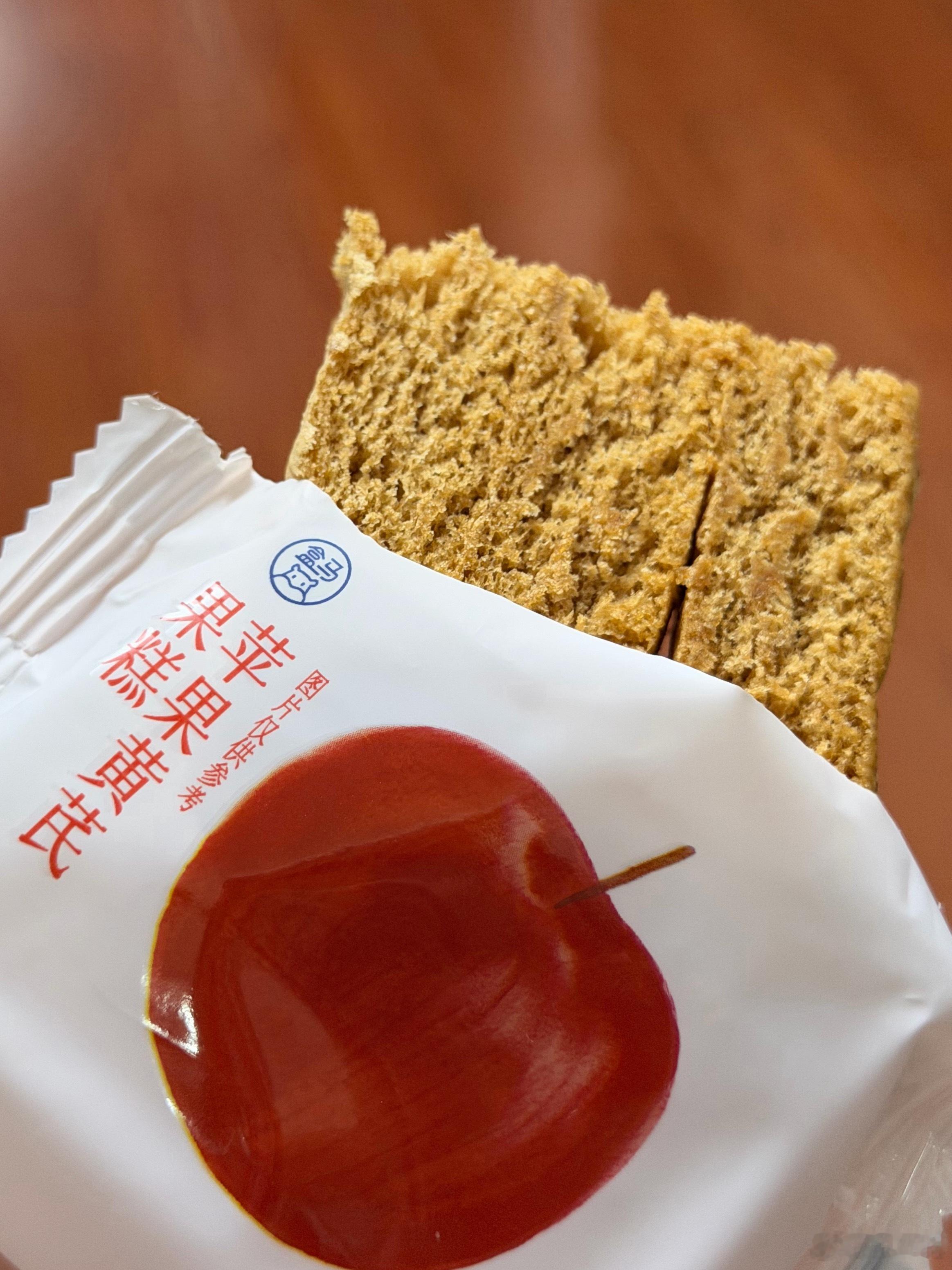 还是对盒马苹果黄芪果糕下手了，配料表很干净只有苹果、鸡蛋清和黄芪，味道也确实是能