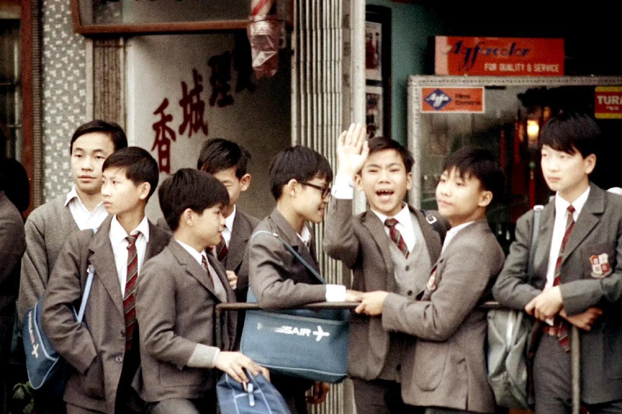 中学生们，香港，1972年2月摄。 ​​​