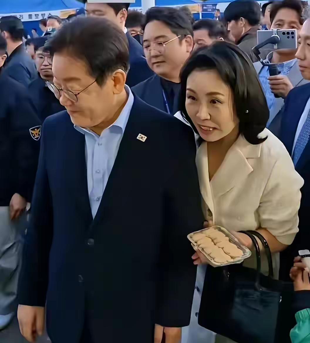 李在明的夫人在民众面前一般都保持着优雅温和的笑容，当然也有那么一瞬间她的表情没那