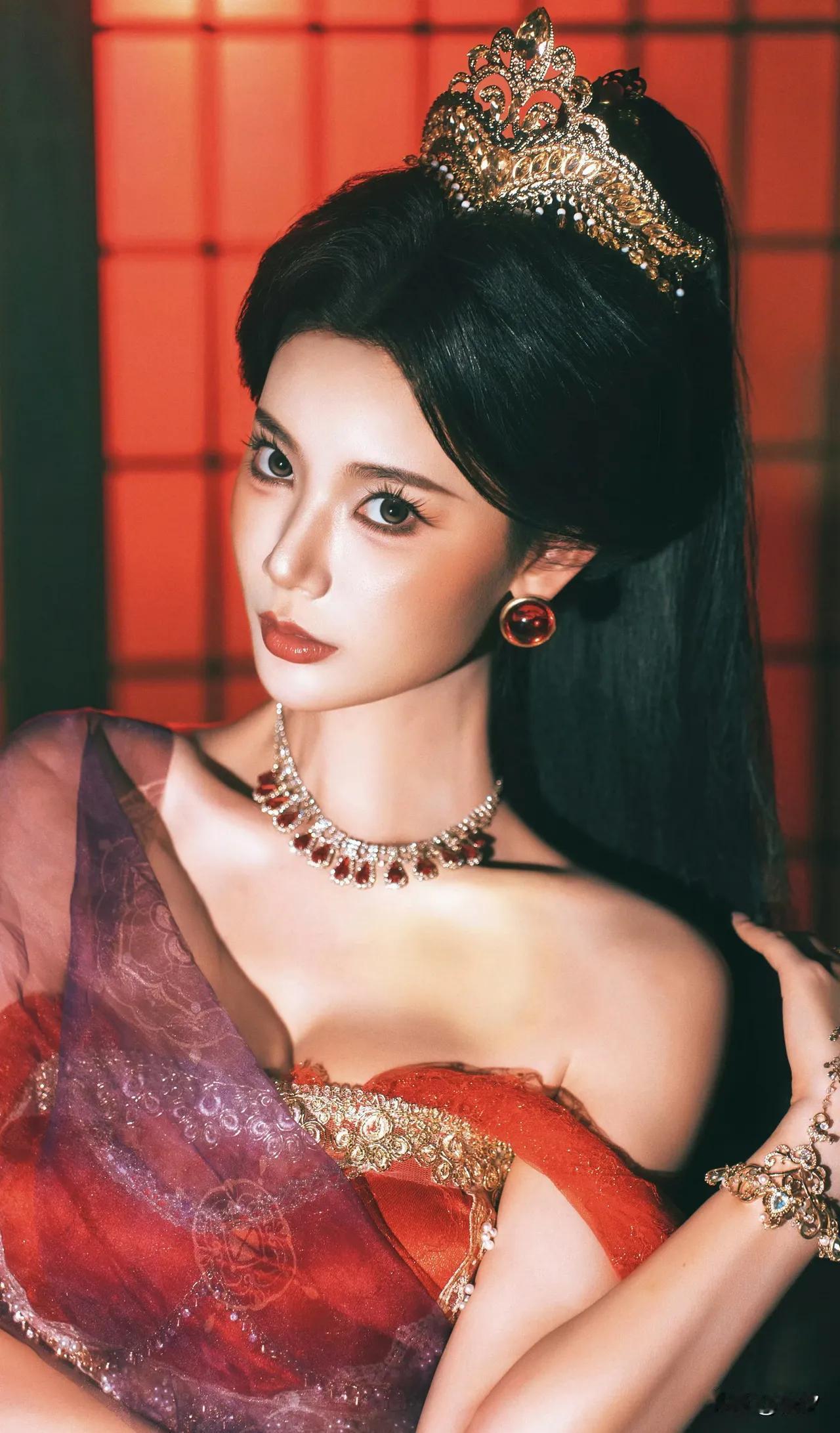 美女壁纸～鎏金冠饰缀云鬓，红纱轻笼玉肌香。眉眼藏尽西域明艳风情，光影落处，自成一