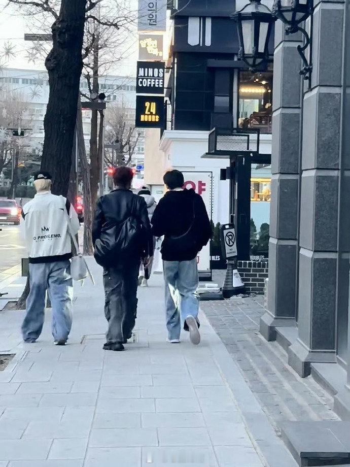 首尔偶遇翟潇闻夏之光赵让在首尔街头，翟潇闻、夏之光、赵让三位帅哥同框出现，结伴而