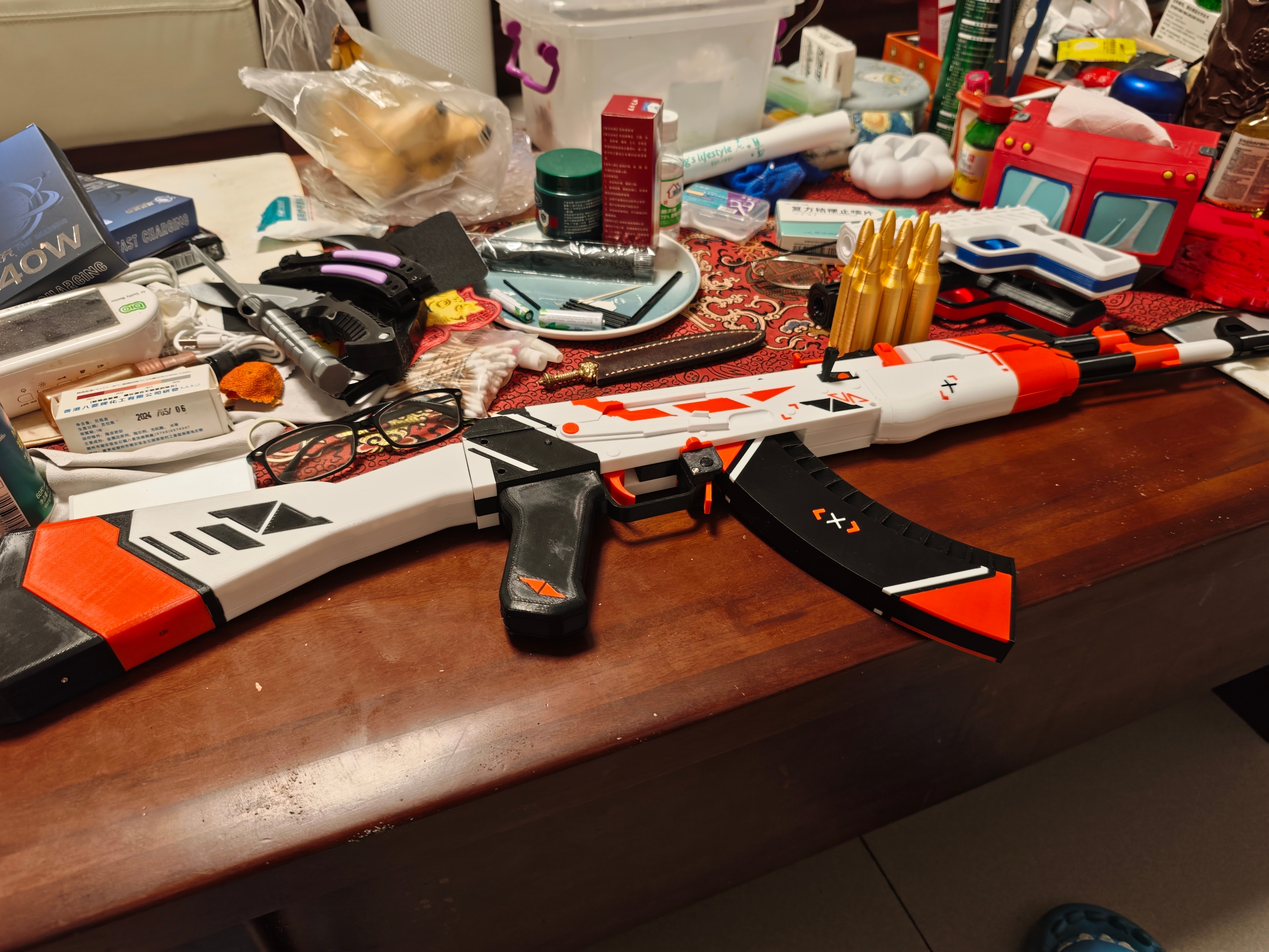 男人致死是少年，真是一点没错。我回家看我爸拿着玩具枪就在那玩，玩的可开心呢。戴着