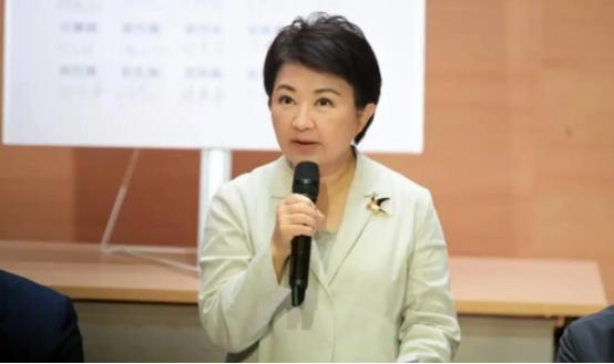 国民党籍台中市长卢秀燕于11月14日，竟然为被大陆警方立案通缉的“台独”打手“八