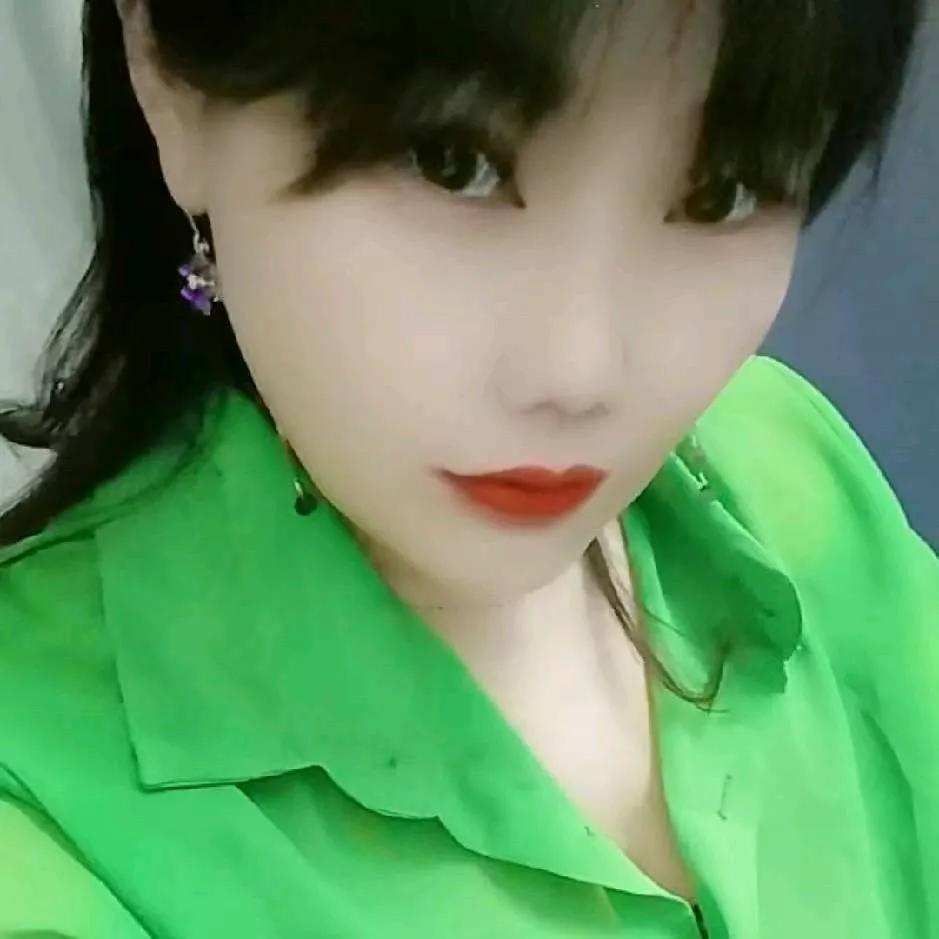 活力四射的绿色衬衫，搭配红唇，尽显青春与活力！紫色衬衣穿搭 浅绿色衬衫穿搭 气质