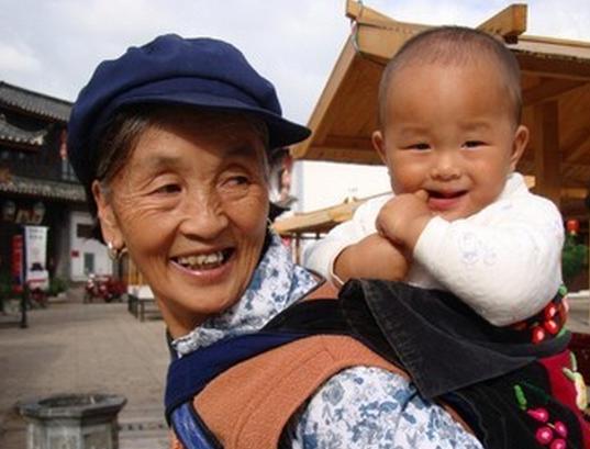 奶奶带孙子,是义务还是情分? 

“奶奶带孙子，是情分还是义务？”这问题一出，立