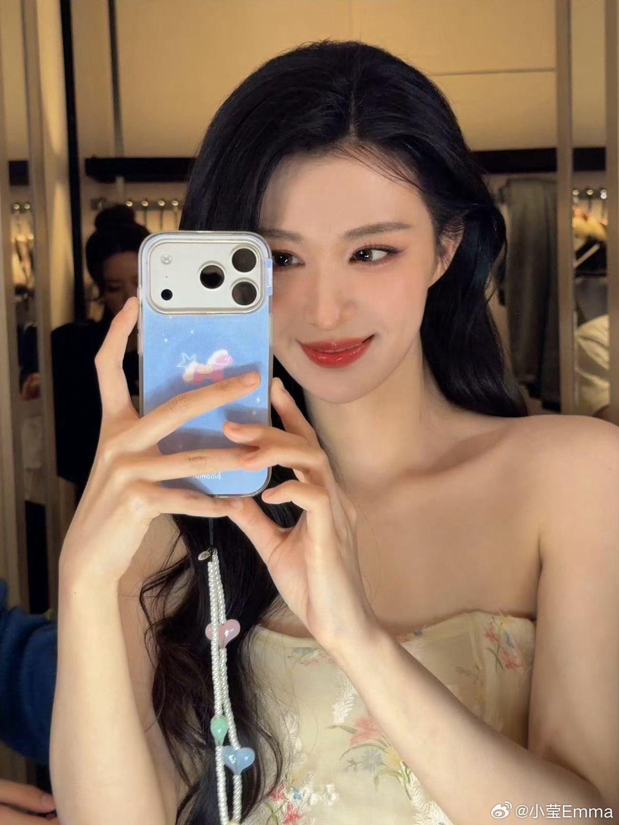 王楚然对镜自拍美女的自拍永远不会让人失望，王楚然也是 