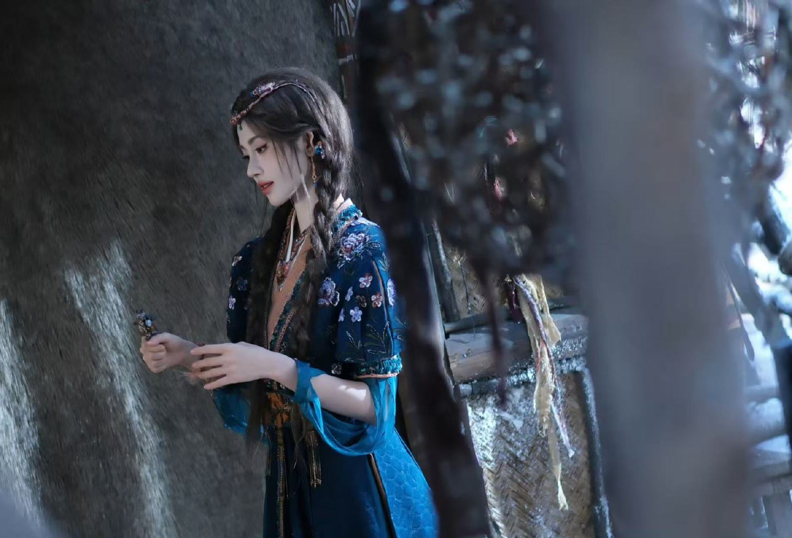 鞠婧祎大地珍珠露芜衣顶号版掌上珠，笼中狐。一面是向光的蕊，一面是缠藤的刺。 大地