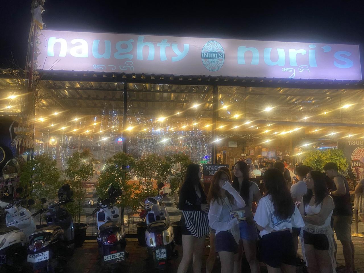 来了巴厘岛好几天了， 明天离开。 
来之前都说一定要去吃烤猪肋排。去了网上推荐的