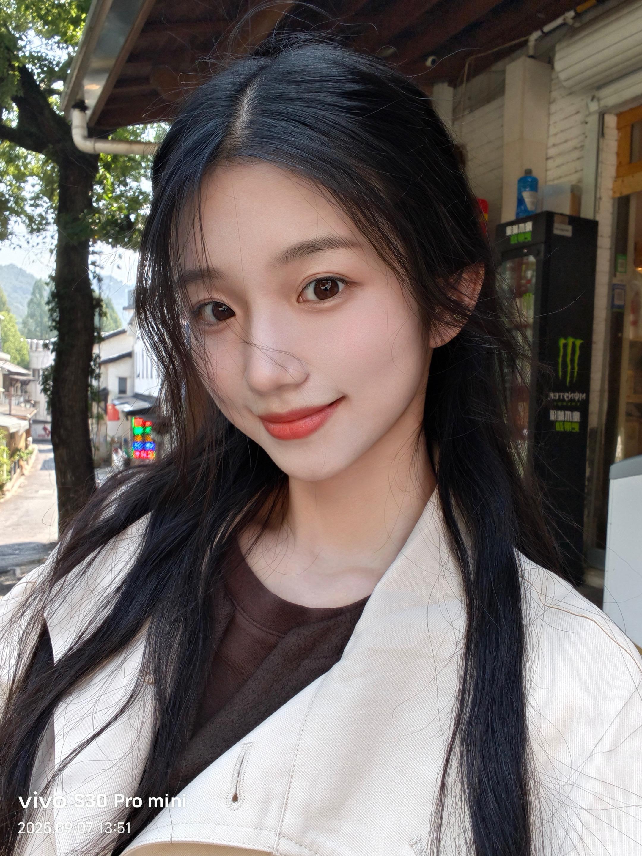 杭州的天气总是比南京好。依旧不变的还是我的自拍搭子vivos30