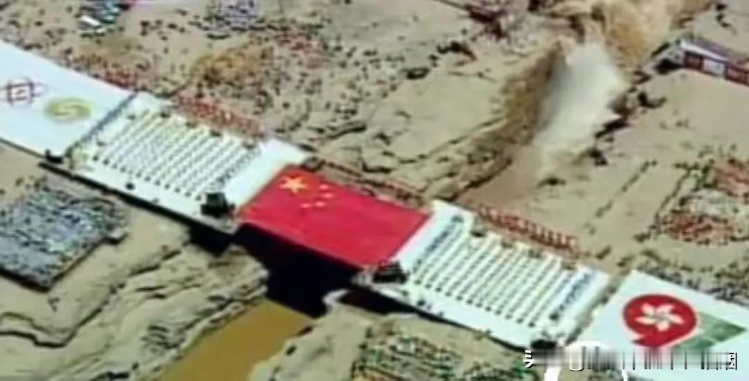 1997年，随着香港即将回归祖国怀抱的历史性时刻来临，柯受良的心中涌动着难以言表
