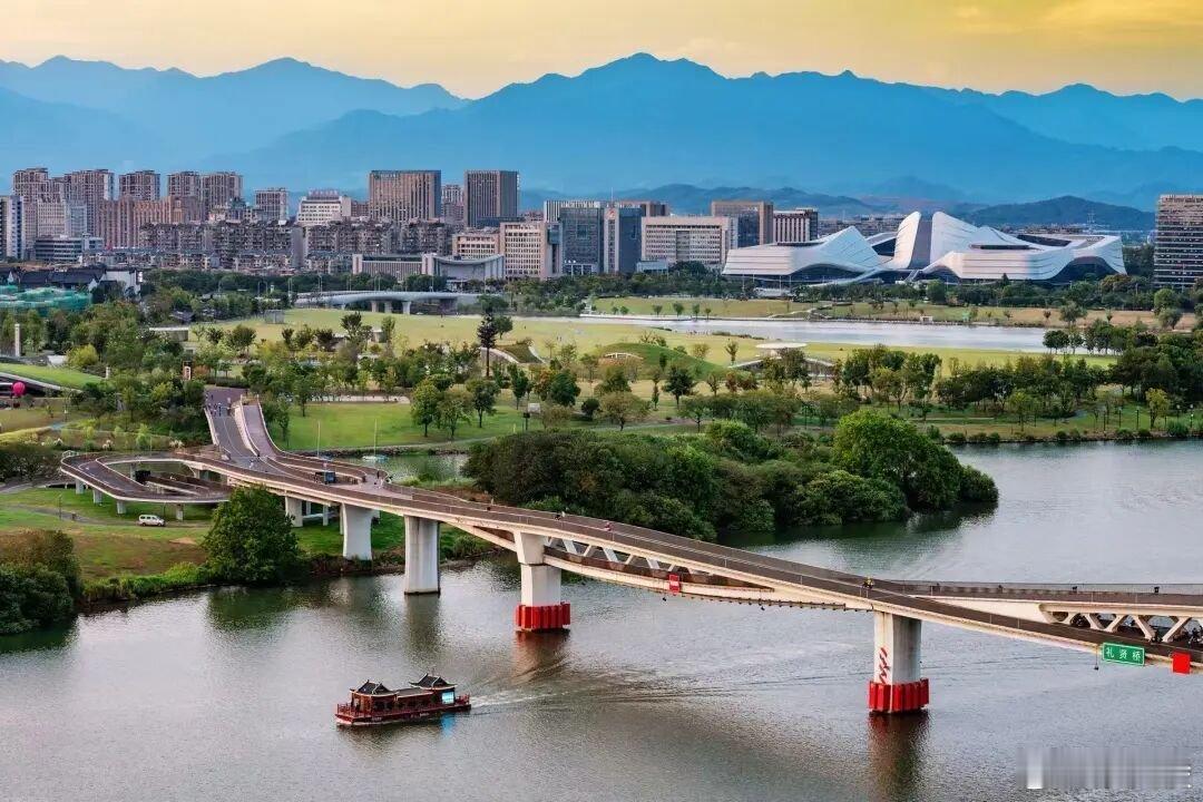 浙江卫视跨年晚会官宣 今年跨年锁定衢州啦！一边是南孔圣地的儒风雅韵，一边是三头一