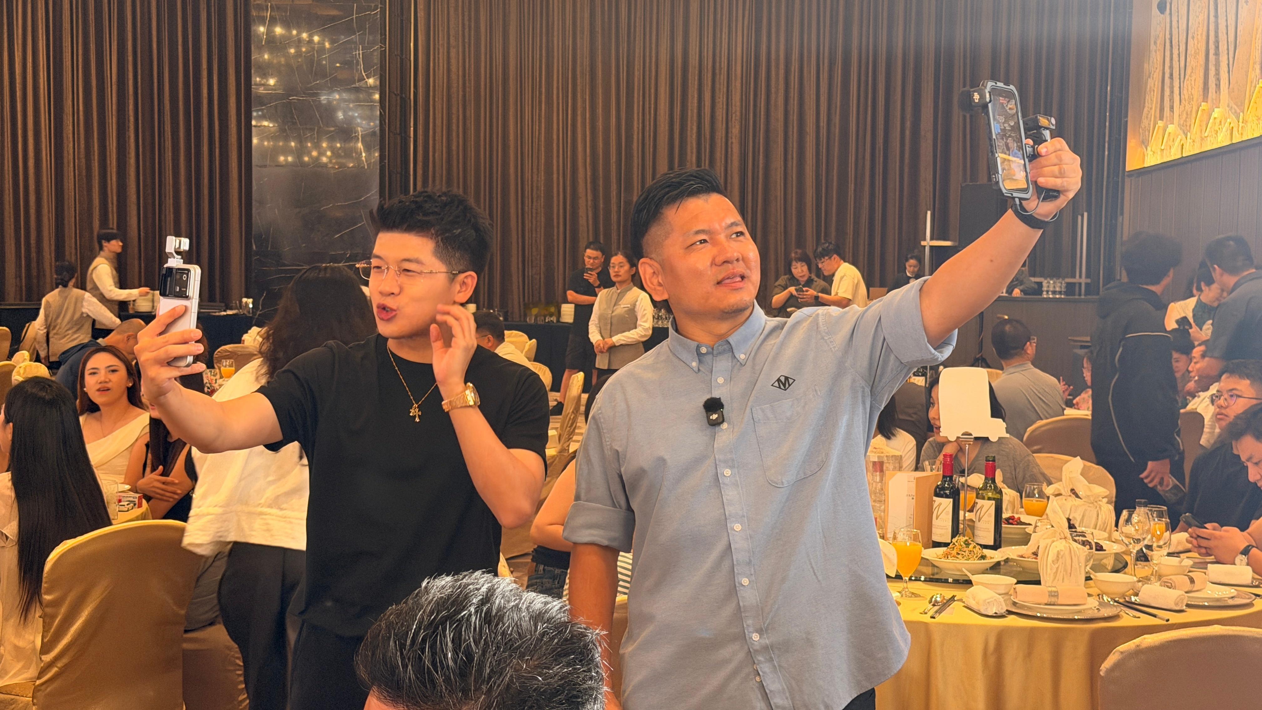 秋晨小吕结婚，韩哥志斌比新郎新娘还忙[笑cry]车评人小吕秋晨大婚  ​​​