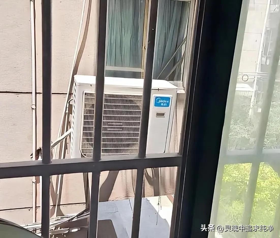 邻居硬把空调外机装我家飘窗边，嚣张放话：有本事你挪啊！我没吵没闹，就挂了块厚棉帘