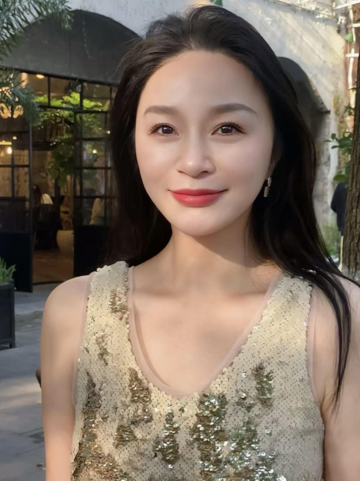 气质清雅小阿姨