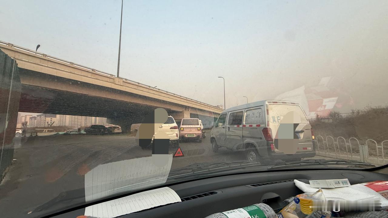 保定裕华路东二环上高架桥这个口今天是堵成老狗了，按理说周六日不会这么堵啊。

而