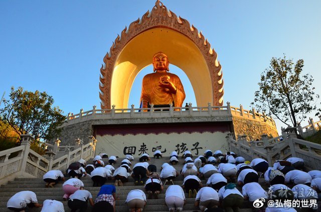 口常称佛，佛即闻之；身常礼敬佛，佛即见之；心常念佛，佛即知之。众生念佛者，佛亦忆
