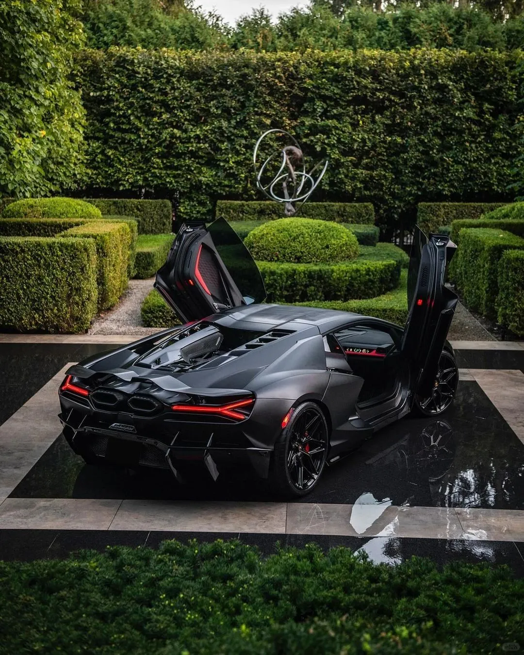 Stealthy Lamborghini Revuelto