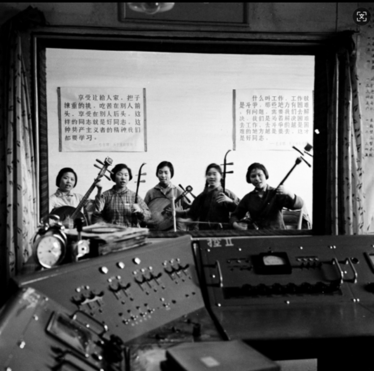 【纪实摄影】1966年5月29日，上海音乐学院小分队在松江县广播站录音农村广播“
