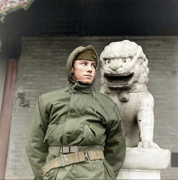 1946年，身着M47军装的美军海军陆战队士兵正在山东青岛天后宫前警戒。

19