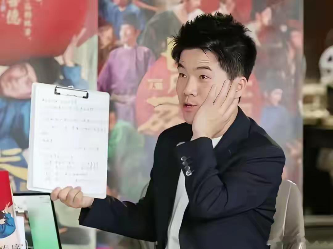 董宇辉在做总结，突然征求大鹏的意见，大鹏茫然地说：“我都听懵了，你这里有回放是吧