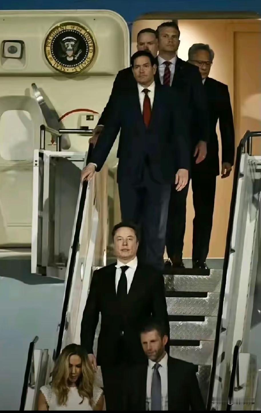 美国总统一行下飞机的先后顺序体现的是近亲而不是地位！
    第一个下飞机的是美