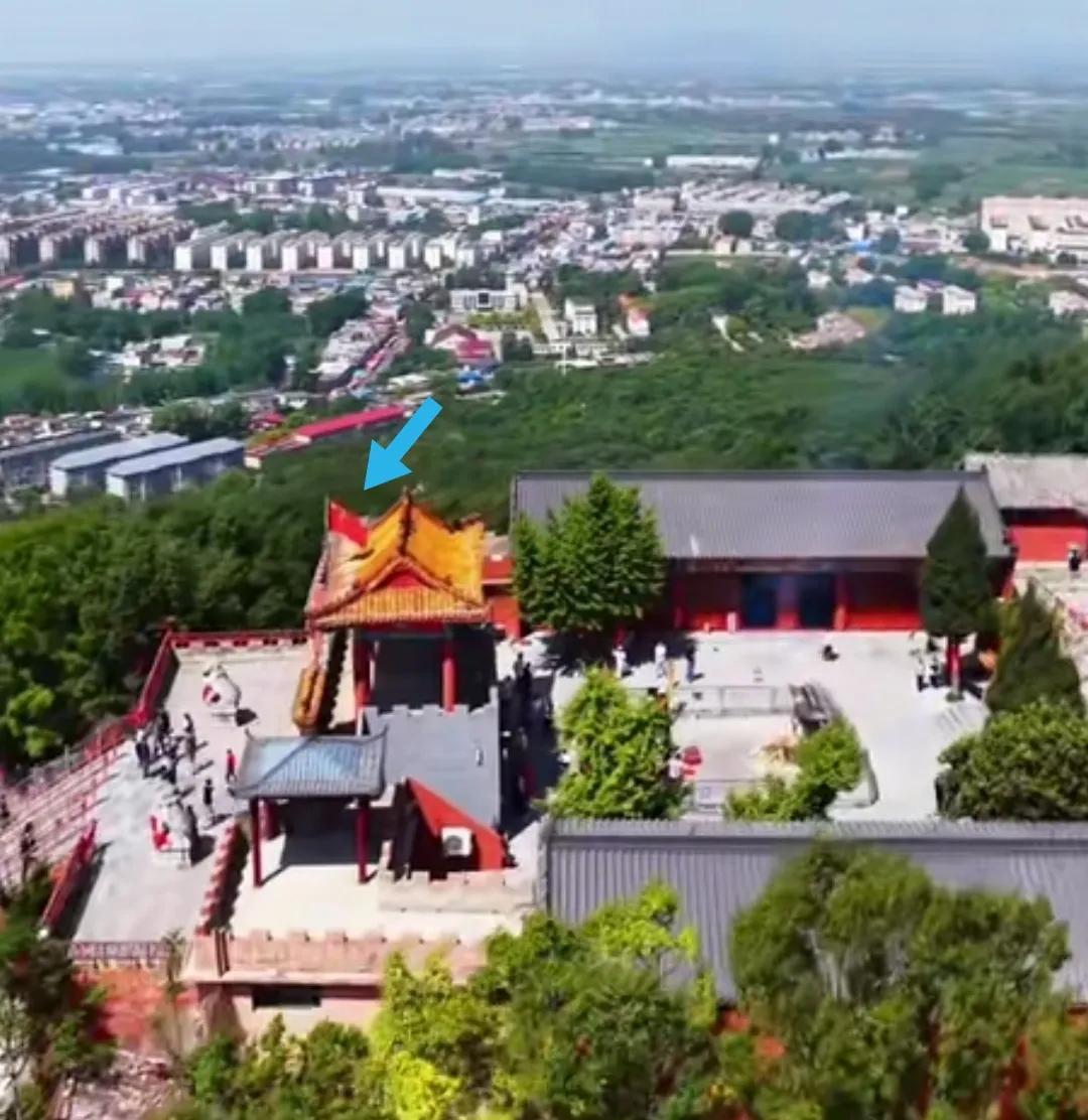 4月19日上午，三月三，南阳独山庙顶上红星红旗飘扬，街道两边百货美食摊位密集，马