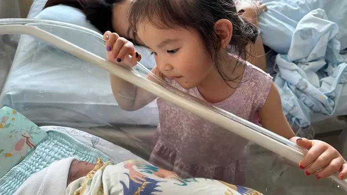 喜讯！娱乐圈又添新孩子！6月4日，演员宋宁峰老婆张婉婷在社交平台高调发文，晒出了