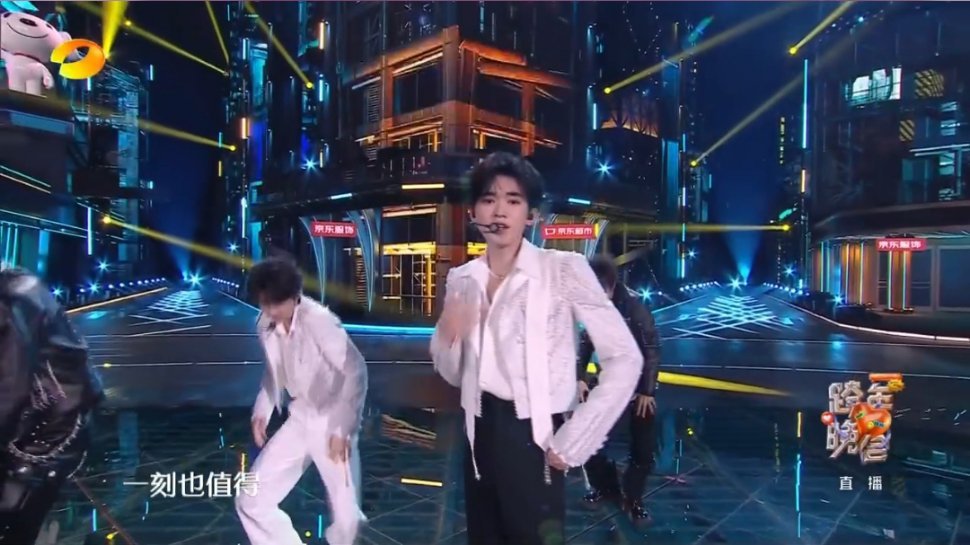 时代少年团跨年首唱卧室巨星 时代少年团今晚跨年三连唱，还首唱了《卧室巨星》，状态