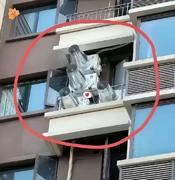 安徽一名男子出差回家，觉得屋里闷热得慌，连忙推开窗户，一眼瞥见对面住户外墙装了四