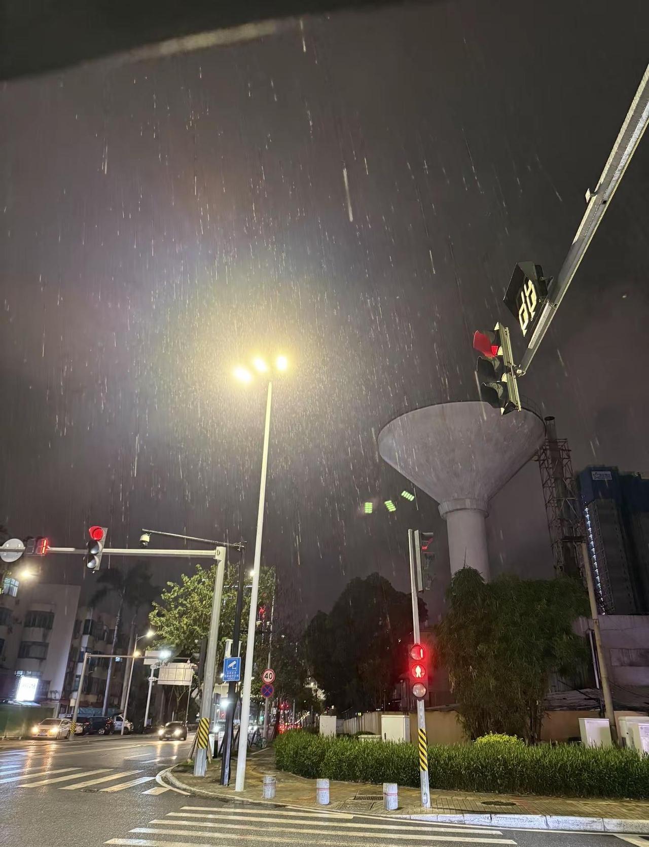 天天下雨这座城市 熟悉的城市 @𝓪𝓯𝓯𝓮𝓬𝓽𝓲𝓸𝓷 @𝓈𝓊