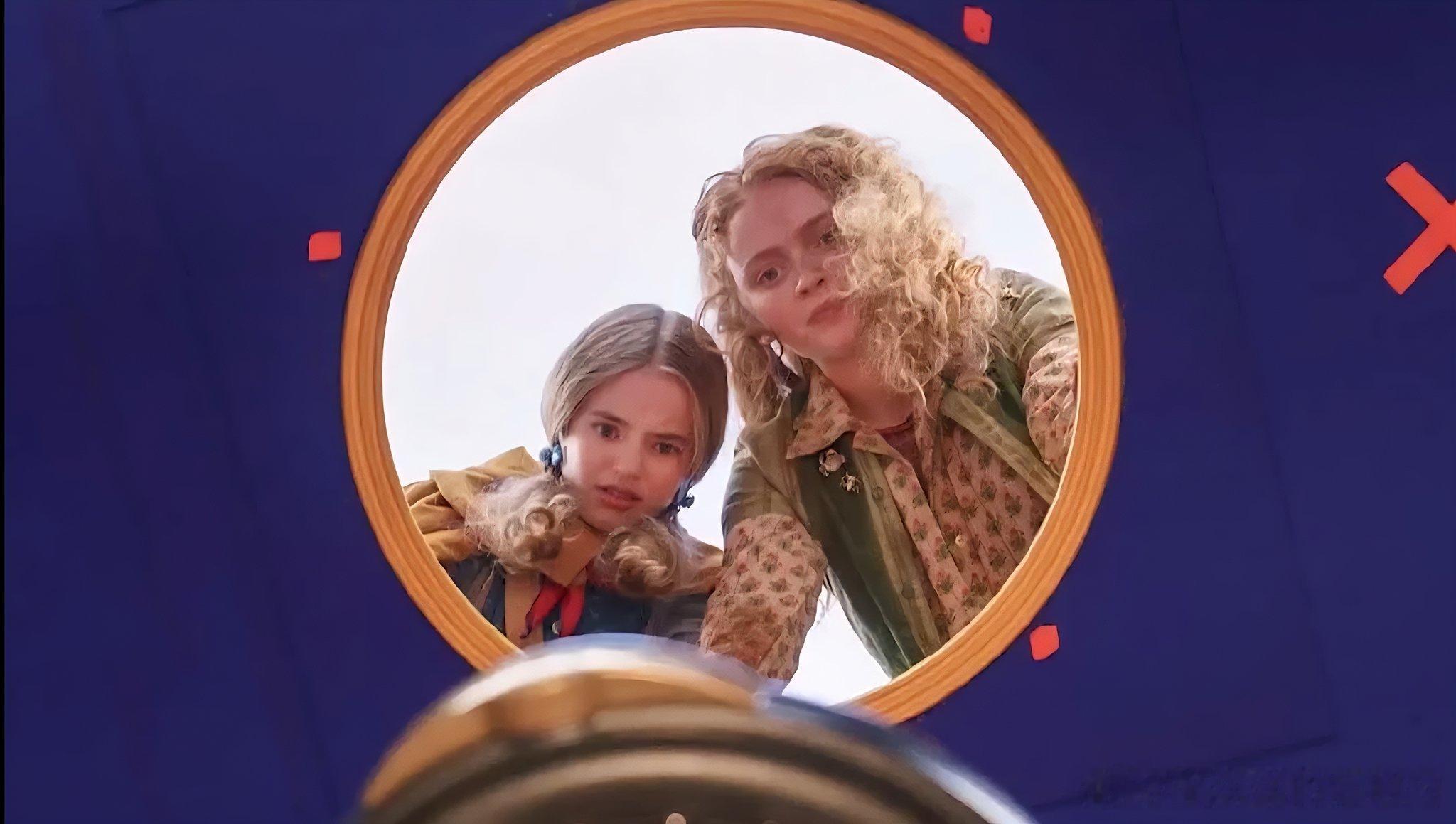 哎？Holly和Max的这张花絮照片，好像是Holly家的镜子，所以她们最后要从