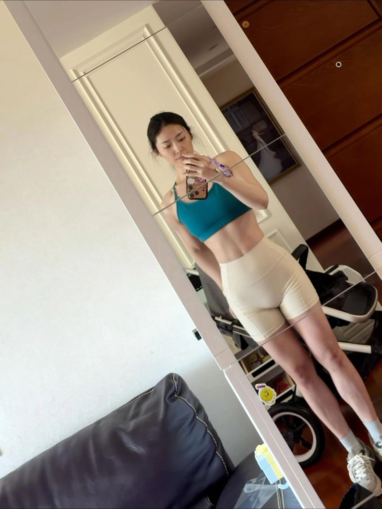 运动女孩自拍，清爽蓝绿搭配，活力满满！💪🏻💦彩色短裤穿搭 粉色系运动穿搭 