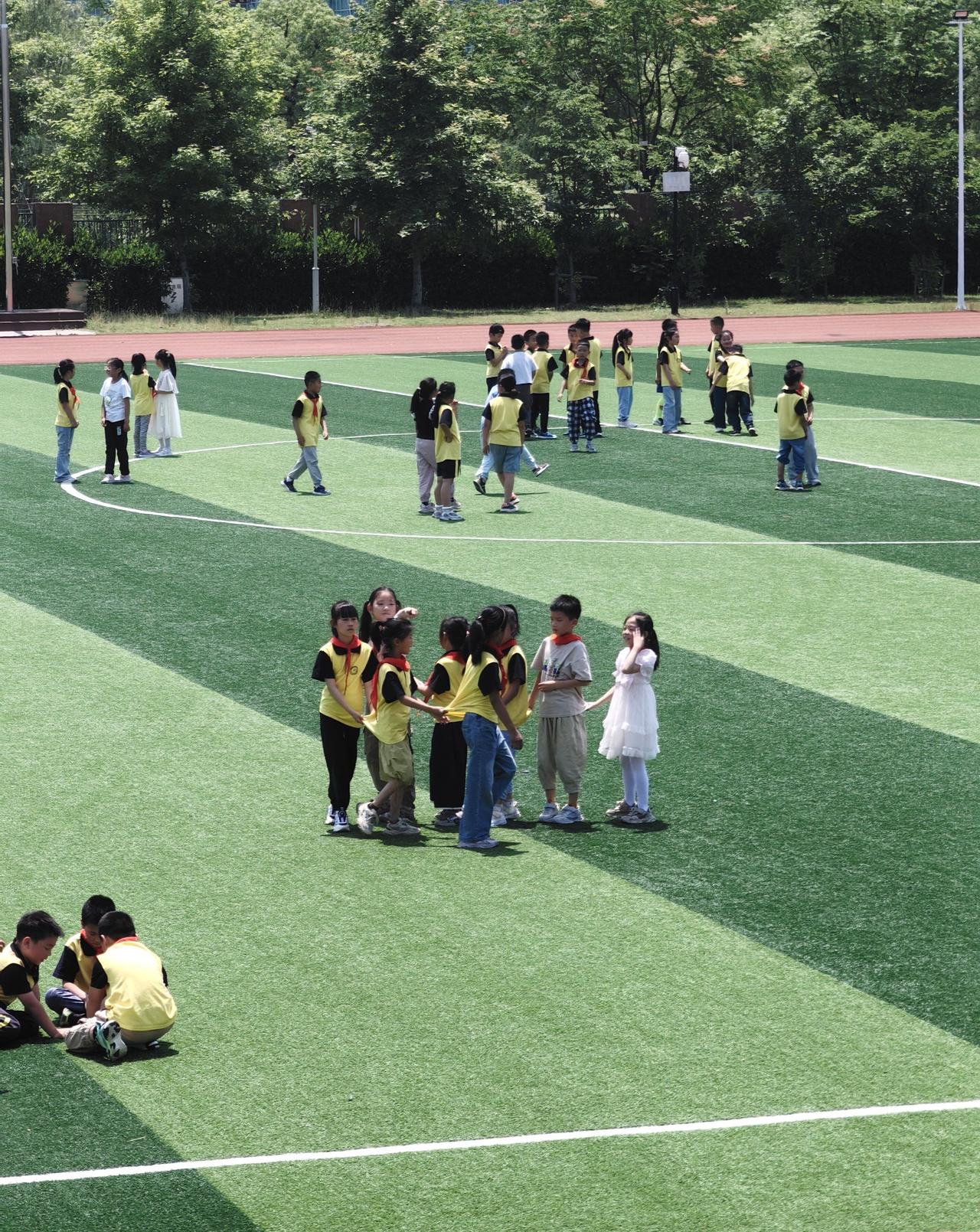 有体育老师吐槽说，现在的孩子越来越不对劲了...
网上有句玩笑话：再过几年，正常