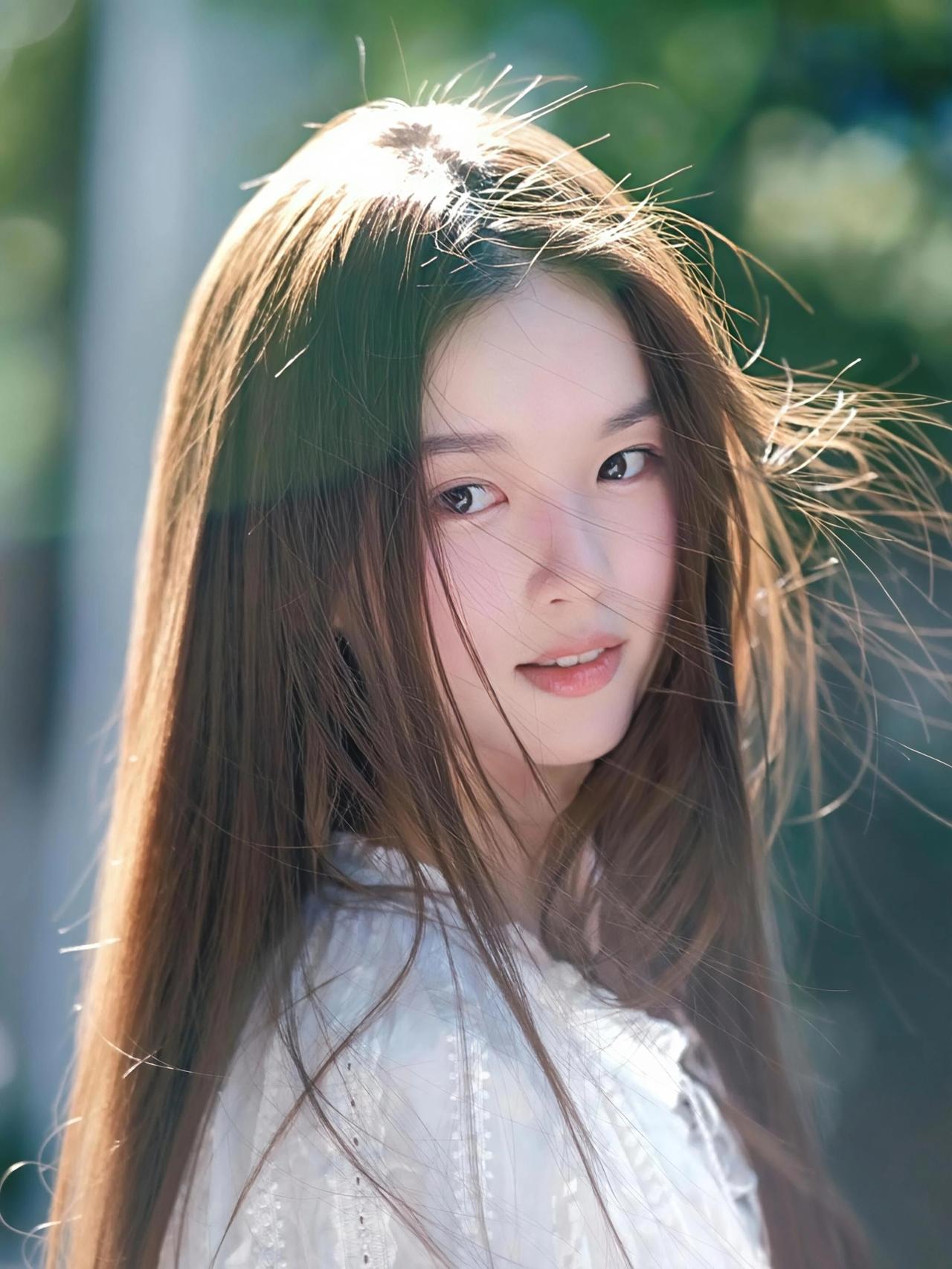 她垂眼时，眉峰是远山含住的云
呼吸轻得像露水压弯草茎——
连风都放轻了脚步
怕惊