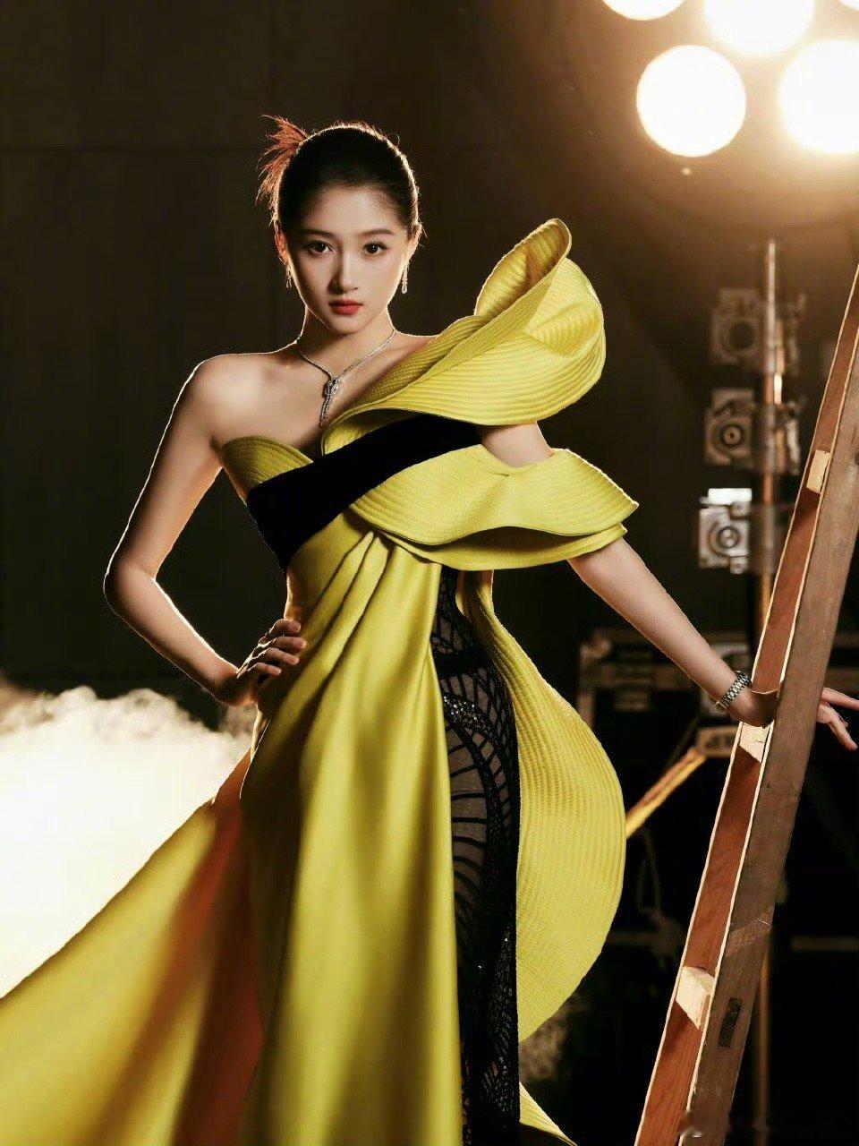 关晓彤姐姐有种不一样的美！｜关晓彤