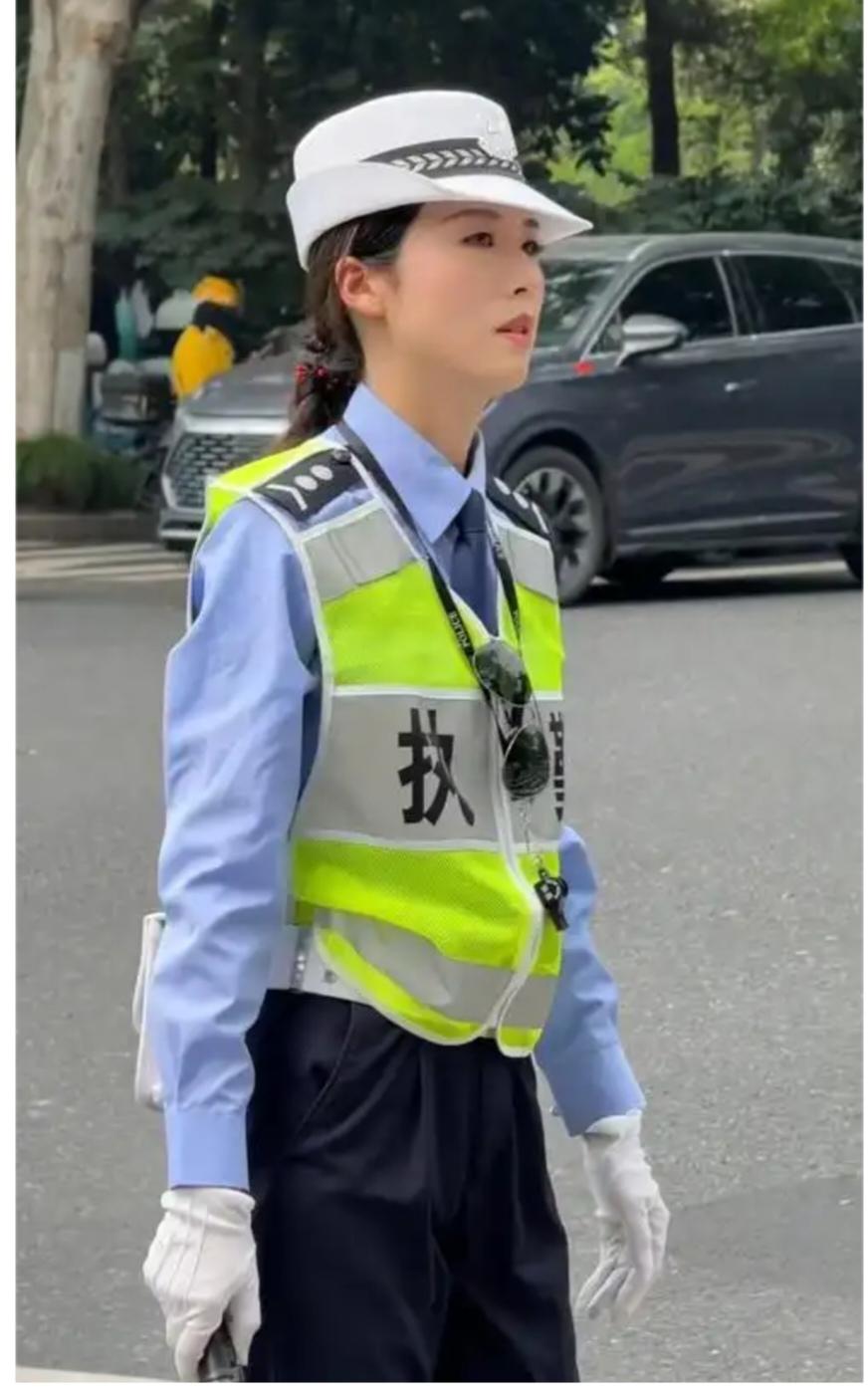 你会警佩交警的辛勤付出吗？
那必须敬佩啊！交警的辛勤付出太值得尊重。不管烈日炎炎