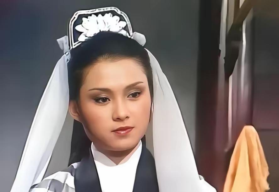 谁知道这是哪部剧的剧照？
小女子真漂亮，港味很浓啊！