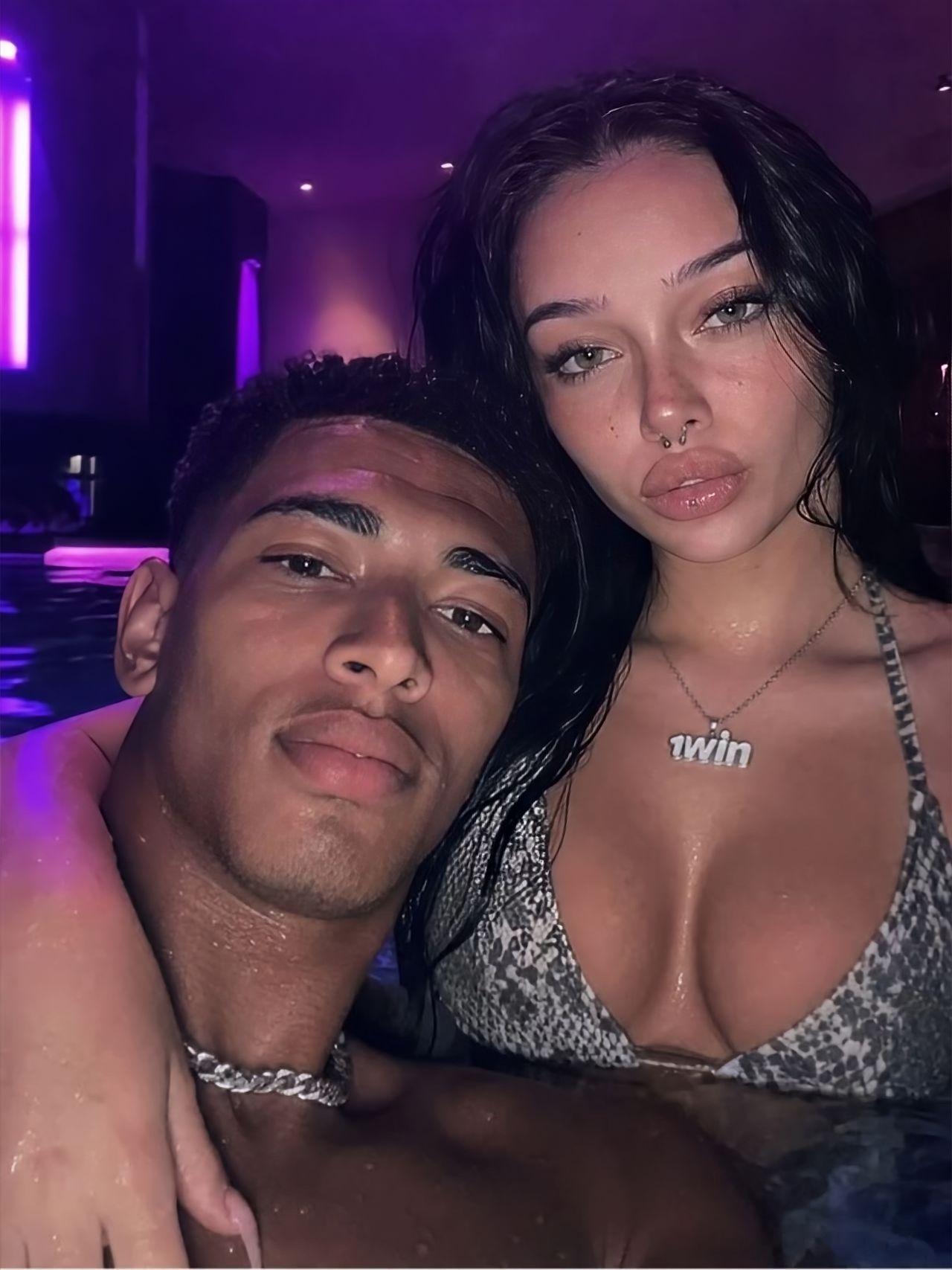 贝林厄姆与女友的合照！ 