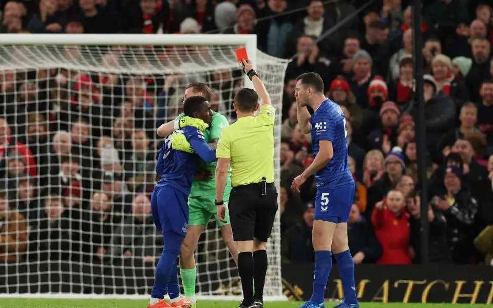 苦肉计吗？！曼联0-1送温暖？英超17年后再演队友互殴，36岁老将掌掴队友直接染