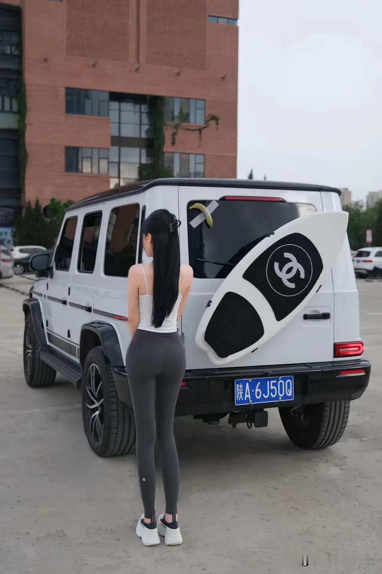 车后贴个香蕉🍌是什么意思？