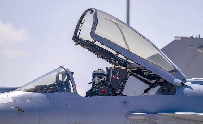 早上好啊，来点新闻吧。军事早课
从容笃定，拥抱无限可能。早安，每一个你！
近日，