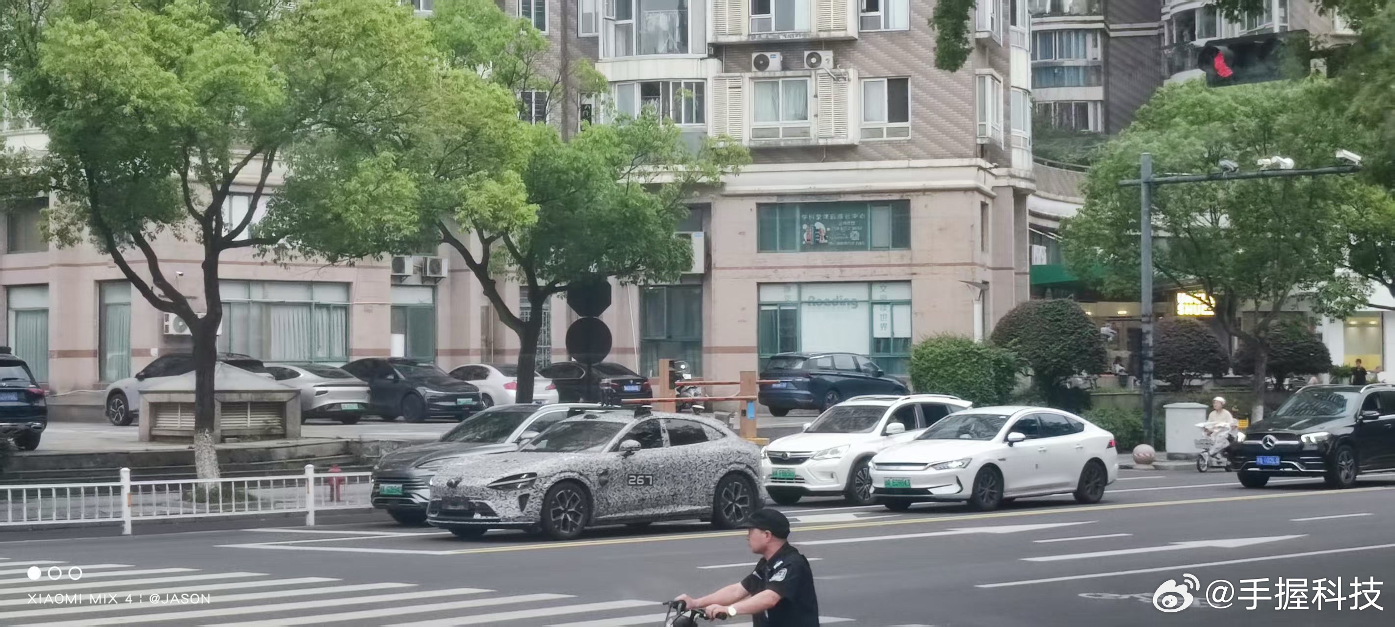 看起来像SU7，但后面没有屁股，像是猎装版