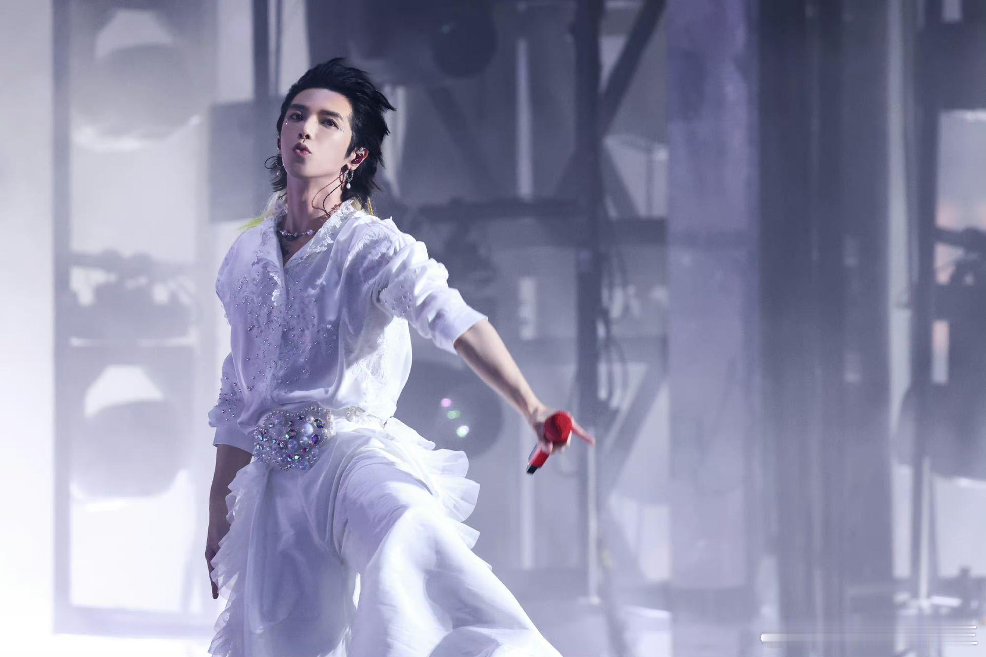 #华晨宇肌肉线条#哇塞！花花的肌肉线条太好看了， 真的很喜欢他这种健康又有活力的