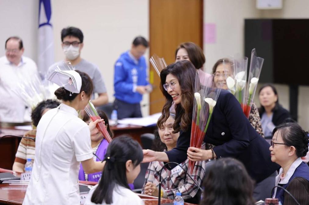 就在刚刚，

国民党主席郑丽文发表声明。

5月12日是国际护师节，郑丽文出席“