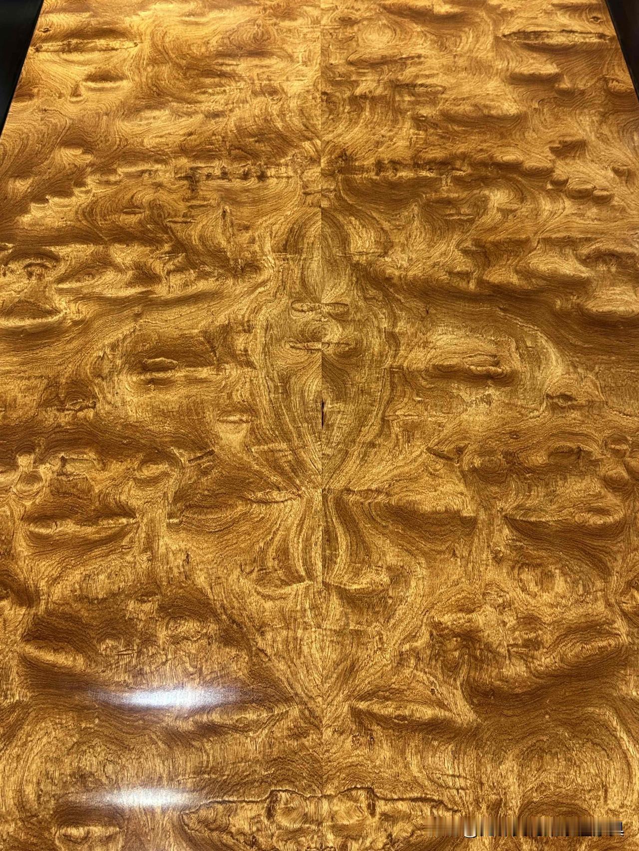 你绝对想不到，缅花魔幻起来楠木都得靠边站
全二膘紫光檀镶缅花满龙胆茶桌
这套紫光