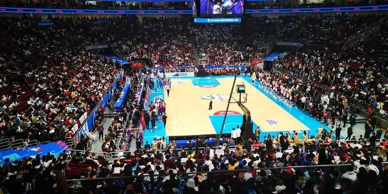 网友的话，一针见血。
CBA就是一个“缝合怪”，你说是商业化联赛吧，宁愿低价甚至