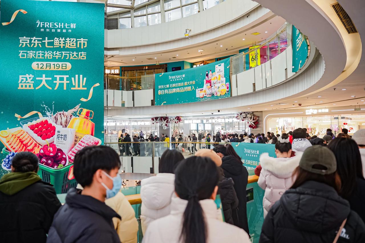 【太火爆！一天卖出1万多只现烤花边蛋挞，纯牛奶多次补货仍被抢购一空】12月19日