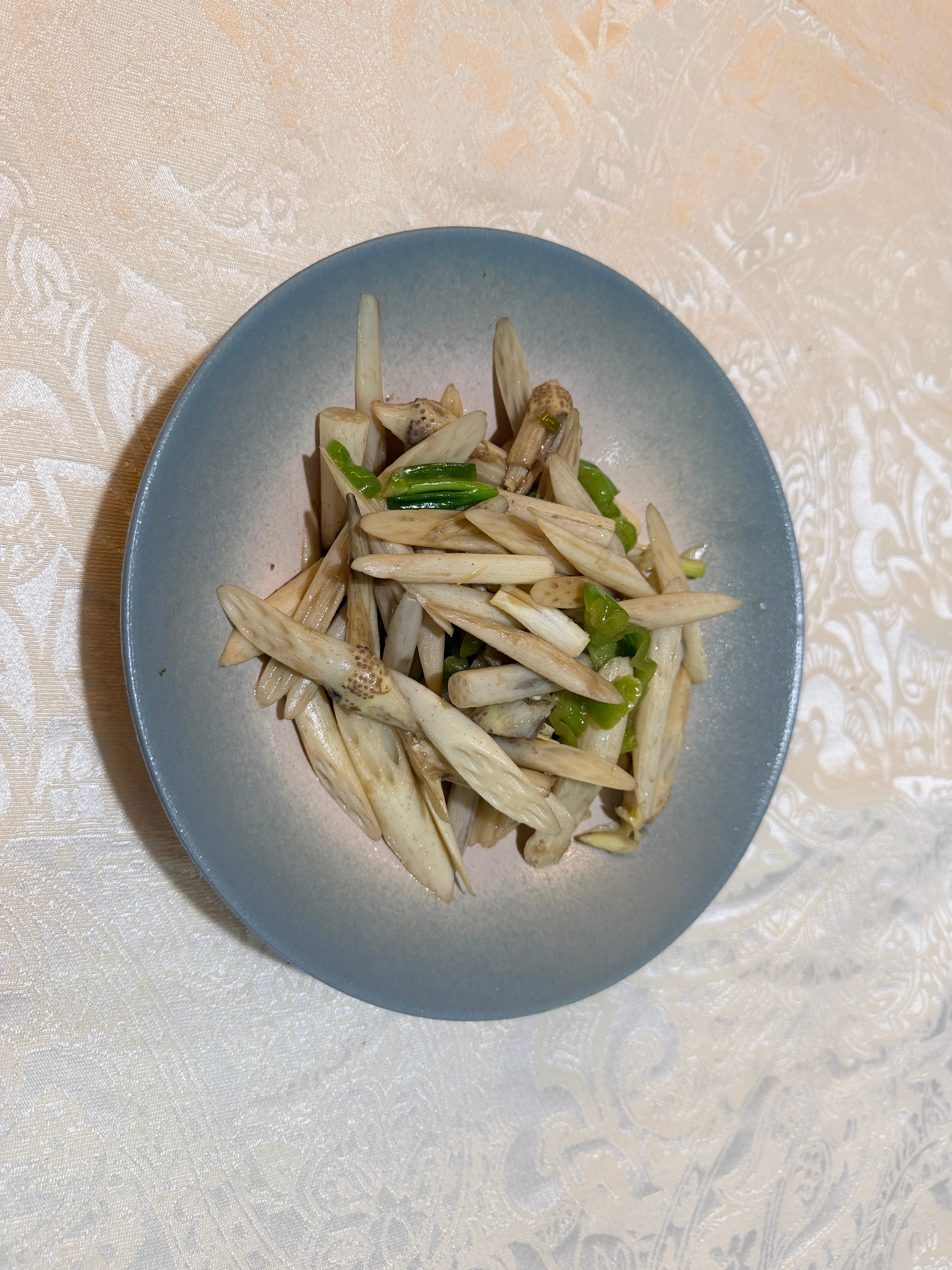中午一盘藕带。这玩意是藕的少年时期，没来得及长胖，也没长什么心眼，就被从泥里拽出